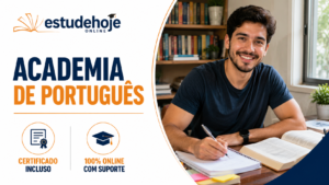 Estudante sorridente escrevendo em caderno de exercícios com livro aberto ao lado, curso Academia de Português para concursos públicos