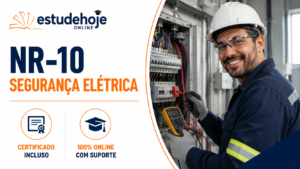 Eletricista sorridente com capacete e óculos de proteção usando multímetro em quadro de distribuição elétrica, curso de NR-10 Segurança em Instalações e Serviços em Eletricidade