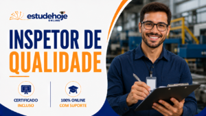 Inspetor de qualidade analisando produto em linha de produção industrial