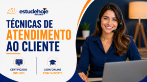 Atendente sorridente conversando com cliente em balcão de atendimento